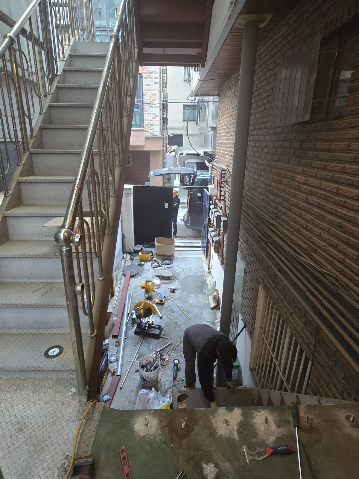 완성된 철제 계단을 옆에서 본 전경과 각관 옆판